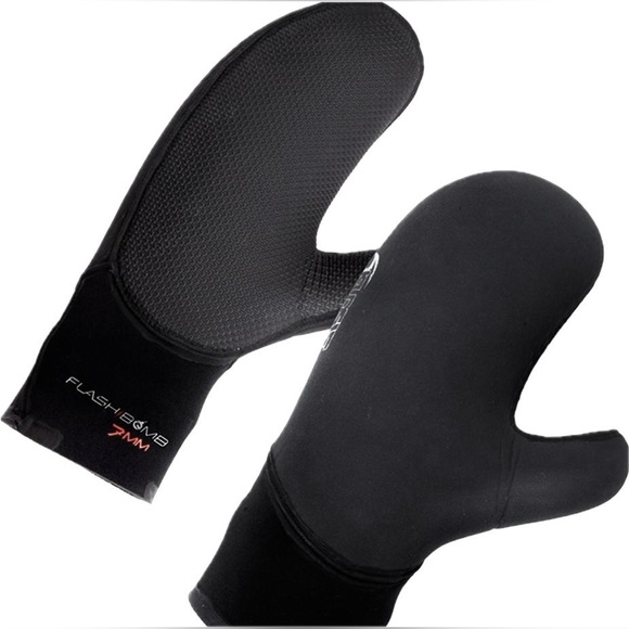 Rip Curl’s 7mm Neoprene Mittens.
The FLASHBOMB 7mm is the warmest option! - Picture 3 of 9